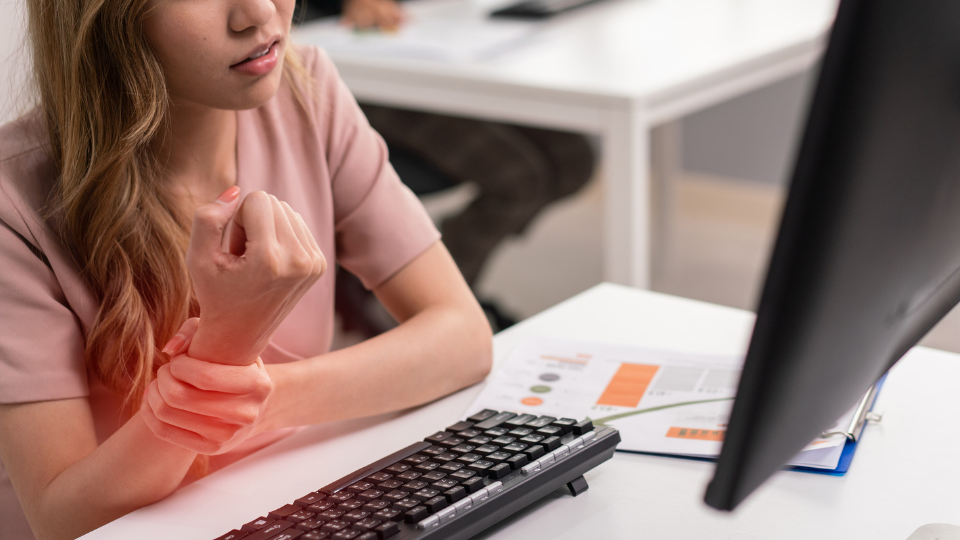 โรคออฟฟิศซินโดรม (Office Syndrome) มีอาการยังไง และมีวิธีรับมือยังไง ?